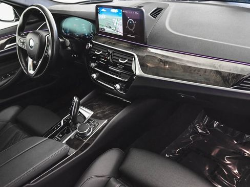 Used 2023 BMW 530e xDrive w/ Premium Package image 40