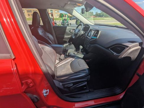 Used 2019 Jeep Cherokee Trailhawk w/ Cold Weather Group AWD/4WD image 9