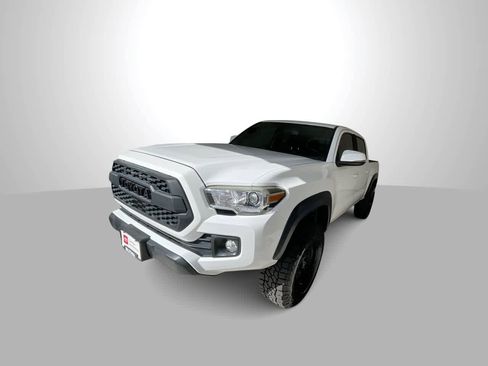 Certified 2019 Toyota Tacoma TRD Off-Road image 3