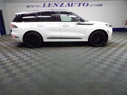 Used 2025 Lincoln Aviator Reserve w/ Luxury Package AWD/4WD image 2