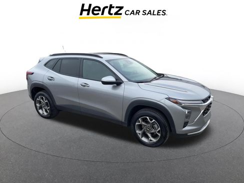 Used 2025 Chevrolet Trax LT image 1