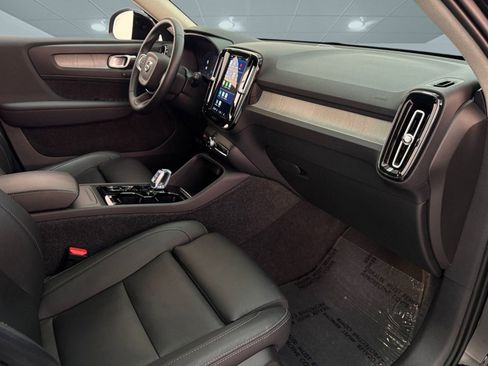 Used 2025 Volvo XC40 B5 Plus image 21