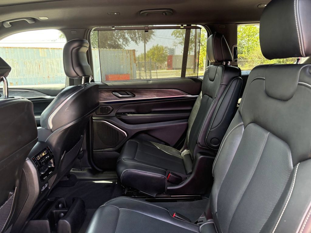 Used 2023 Jeep Grand Cherokee L Overland w/ Luxury Tech Group IV AWD/4WD image 15