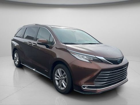 Certified 2021 Toyota Sienna Limited image 2