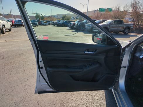 Used 2024 Nissan Altima 2.5 SV image 13