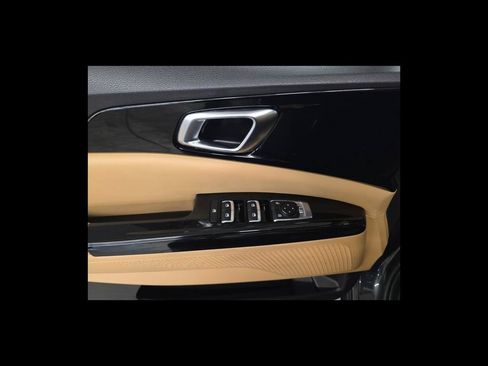 Used 2024 Kia Carnival EX FWD image 12