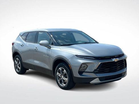 Used 2025 Chevrolet Blazer LT FWD image 2