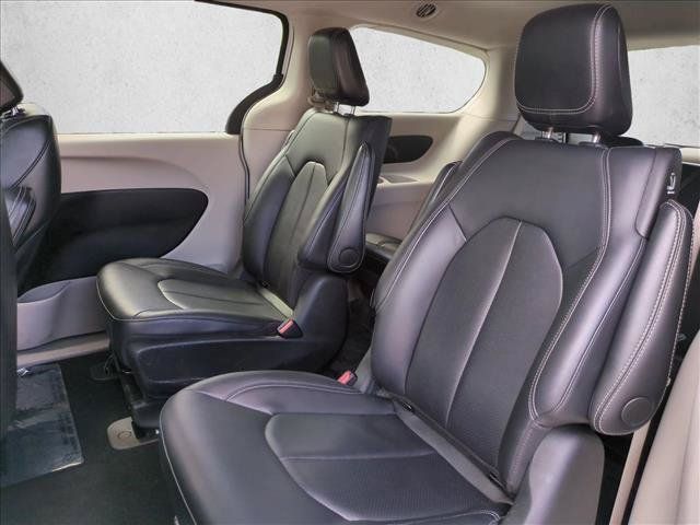 Used 2024 Chrysler Pacifica Limited FWD image 18
