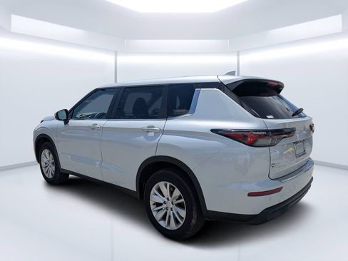 Used 2025 Mitsubishi Outlander ES FWD image 5