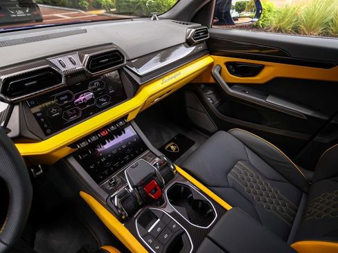 Used 2025 Lamborghini Urus SE AWD/4WD image 36