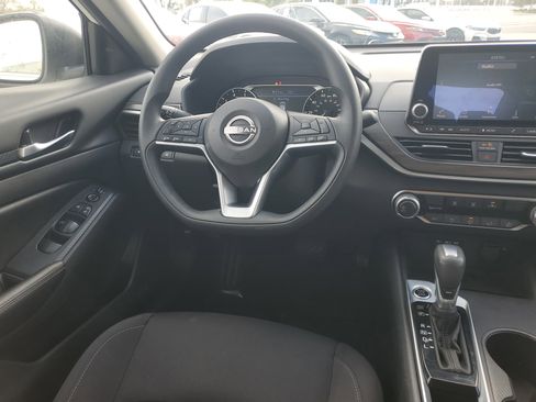 Used 2025 Nissan Altima 2.5 SV image 15
