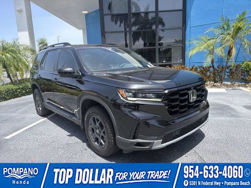 Used 2025 Honda Pilot TrailSport image 2