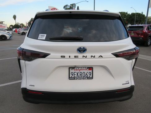 Certified 2023 Toyota Sienna LE image 9