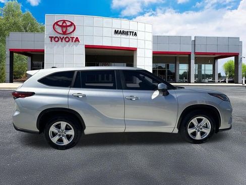 Used 2023 Toyota Highlander LE image 31