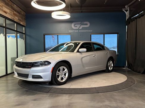 Used 2019 Dodge Charger SXT w/ Leather Interior Group RWD image 6