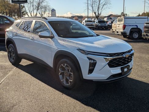 Used 2025 Chevrolet Trax LT w/ LT Convenience Package image 2