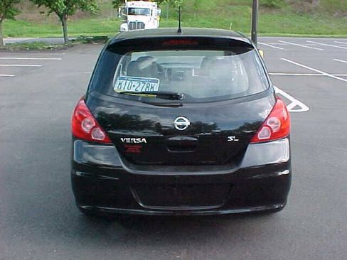 Used 2011 Nissan Versa Hatchback w/ Premium Pkg FWD image 7
