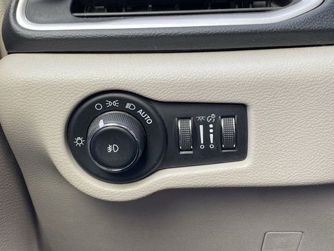 Used 2017 Chrysler Pacifica Touring Plus image 8