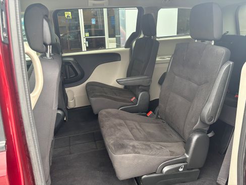 Used 2019 Dodge Grand Caravan SE FWD image 14