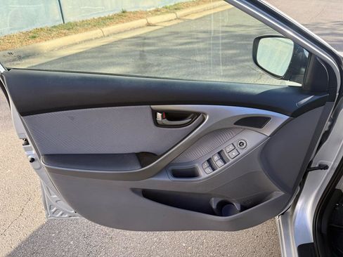 Used 2013 Hyundai Elantra GLS w/ Preferred Pkg image 12