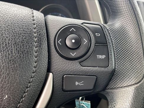 Used 2018 Toyota RAV4 LE image 21