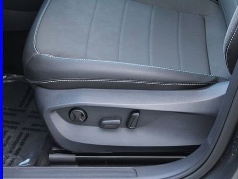 Used 2024 Volkswagen Taos SE image 16