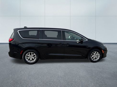 Certified 2023 Chrysler Pacifica Touring-L image 8