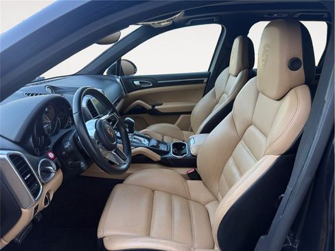 Used 2018 Porsche Cayenne S Platinum AWD/4WD image 9