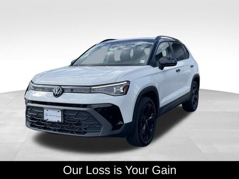 Certified 2025 Volkswagen Taos SE image 2