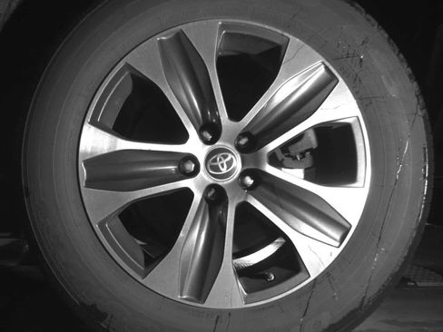 Used 2022 Toyota Highlander XLE image 11