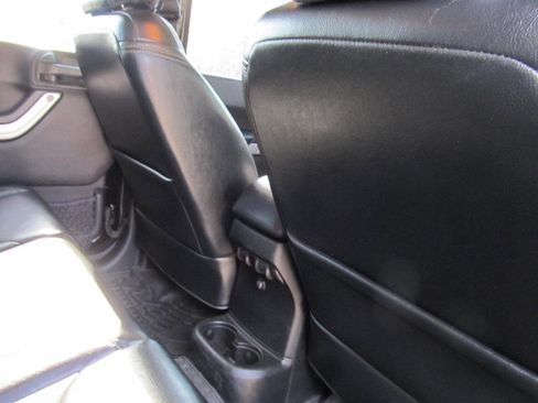 Used 2016 Jeep Wrangler Unlimited Rubicon w/ Connectivity Group image 44