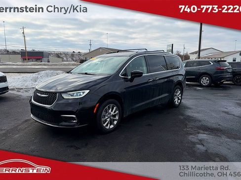 Used 2021 Chrysler Pacifica Touring-L image 3
