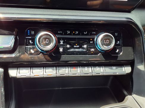 Used 2022 GMC Sierra 1500 AT4 w/ Technology Package AWD/4WD image 10