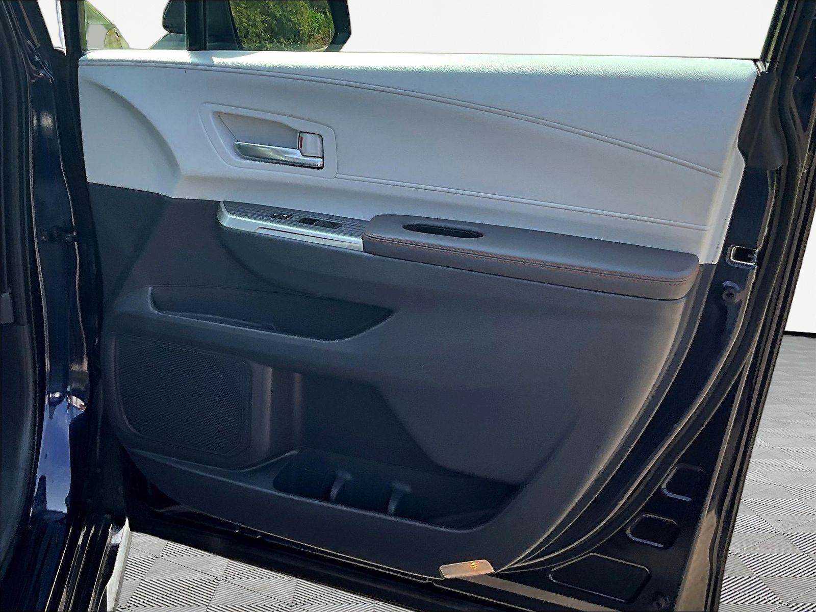 Used 2023 Toyota Sienna XSE FWD image 28