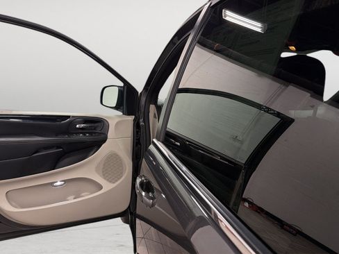 Used 2017 Dodge Grand Caravan SXT FWD image 14