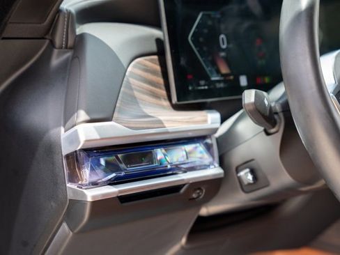 Used 2023 BMW 740i w/ Parking Assistance Package image 29