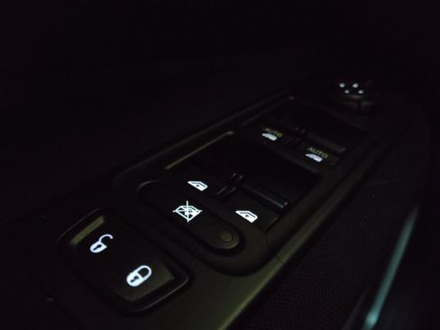 Used 2018 Jeep Renegade Latitude w/ Popular Equipment Group FWD image 27