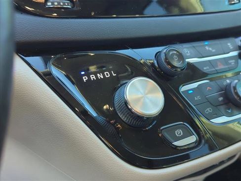 Used 2020 Chrysler Pacifica Touring-L w/ Tire & Wheel Group image 21