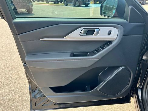 Used 2025 Ford Explorer Active RWD image 11
