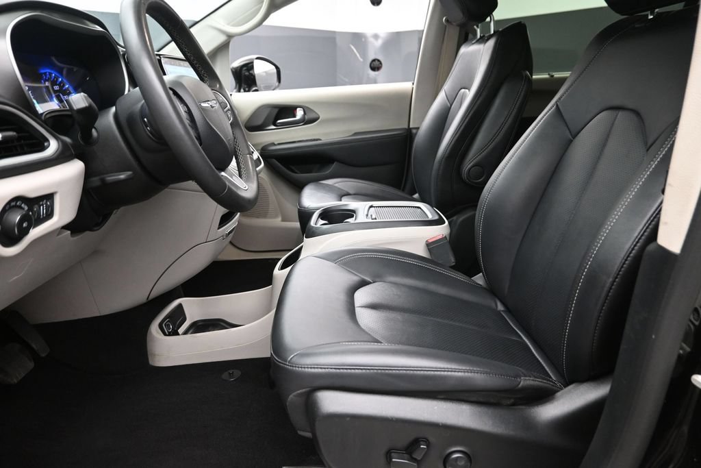 Used 2024 Chrysler Pacifica Touring-L FWD image 19