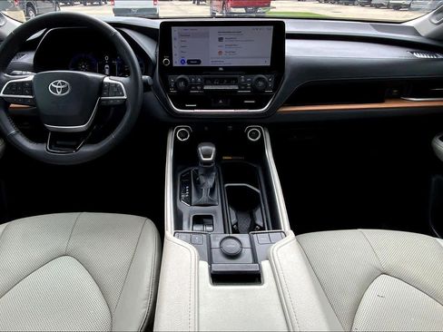Used 2025 Toyota Grand Highlander FWD image 16