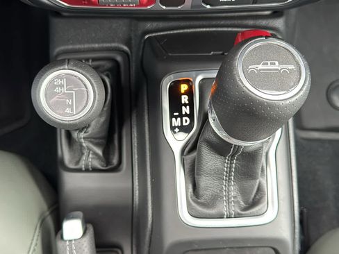 Used 2024 Jeep Gladiator Mojave w/ Technology Group AWD/4WD image 20