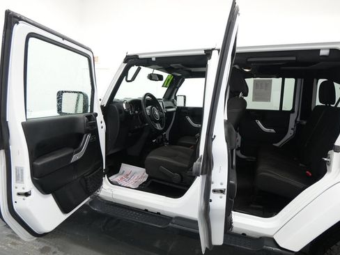 Used 2017 Jeep Wrangler Unlimited Sahara w/ Connectivity Group AWD/4WD image 20
