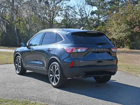 Used 2022 Ford Escape SE w/ SE Sport Appearance Package image 3