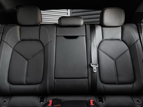 Certified 2025 Porsche Macan image 24