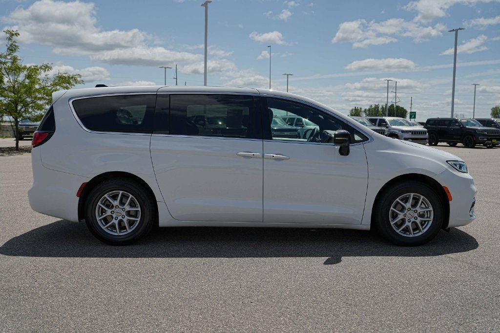 Used 2025 Chrysler Pacifica Select FWD image 6