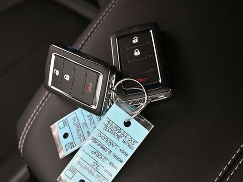 Used 2025 Jeep Grand Cherokee Laredo image 18