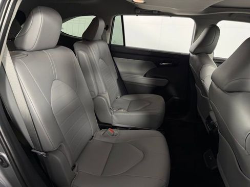 Used 2026 Toyota Highlander XLE image 17