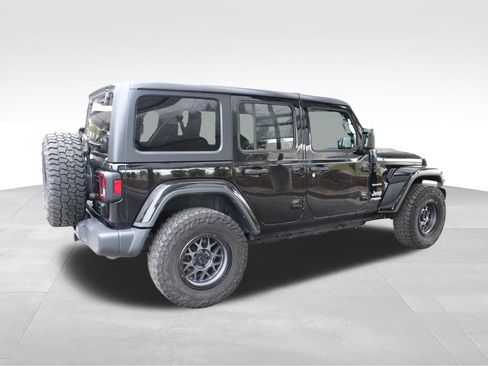 Used 2018 Jeep Wrangler Unlimited Sahara AWD/4WD image 16