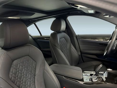 Used 2023 BMW 530e w/ Premium Package image 33